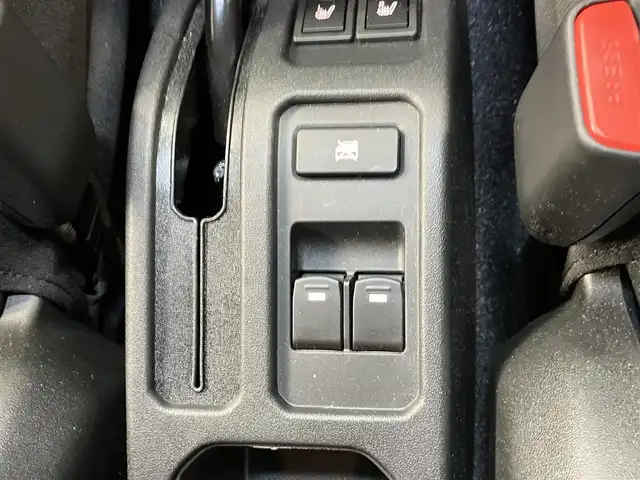 スズキ ジムニー ノマド FC 東京都 2025(令7)年 0.2万km ベージュⅡ 純正メモリナビ(CN-HE02WD)/（TV・Bluetooth・DVD・CD）/バックカメラ/セーフティサポート/・ディユアルカメラブレーキサポート/・誤発進抑制機能/・後退時ブレーキサポート/・後方誤発進抑制機能/・車線逸脱警告機能/・ふらつき警告機能/・先行車発進お知らせ機能/・ハイビームアシスト/・アダクティブクルーズコントロール/・標識認識機能/ワンオーナー /プッシュスタート/アイドリングストップ/フロアマット/シートヒーター /LEDヘッドライト　・フォグランプ/電動格納ミラー/保証書・取扱説明書・スペアキー