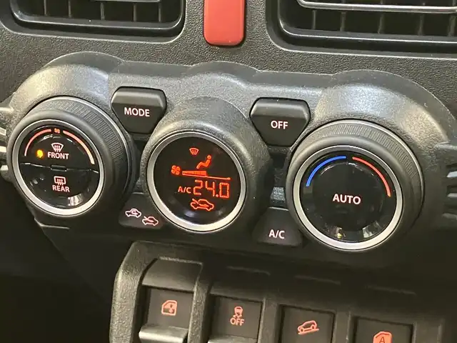 スズキ ジムニー ノマド FC 東京都 2025(令7)年 0.2万km ベージュⅡ 純正メモリナビ(CN-HE02WD)/（TV・Bluetooth・DVD・CD）/バックカメラ/セーフティサポート/・ディユアルカメラブレーキサポート/・誤発進抑制機能/・後退時ブレーキサポート/・後方誤発進抑制機能/・車線逸脱警告機能/・ふらつき警告機能/・先行車発進お知らせ機能/・ハイビームアシスト/・アダクティブクルーズコントロール/・標識認識機能/ワンオーナー /プッシュスタート/アイドリングストップ/フロアマット/シートヒーター /LEDヘッドライト　・フォグランプ/電動格納ミラー/保証書・取扱説明書・スペアキー