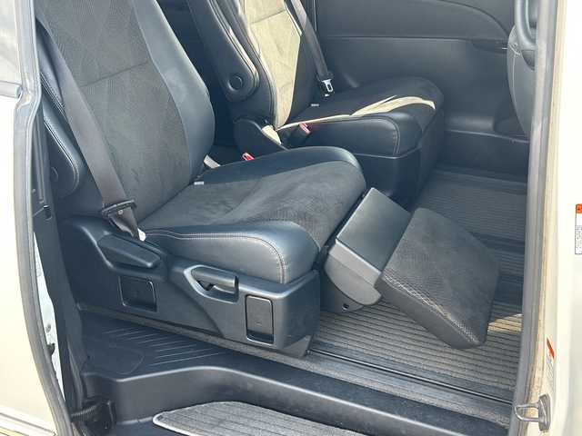 トヨタ エスティマ アエラス プレミアム 鹿児島県 2018(平30)年 10.7万km ホワイトパールクリスタルシャイン フリップダウンモニター/両側パワースライドドア/電動リアゲート/バックカメラ/オットマン/クルーズコントロール/MTモード付AT/パワーシート/フルセグTV/ナビ/ETC/レーンキープアシスト/ハーフレザーシート/純正18インチアルミホイール/プッシュスタート/スマートキー/スペアキー/オートライト/純正フロアマット/衝突被害軽減システム/横滑り防止装置　ワンオーナー