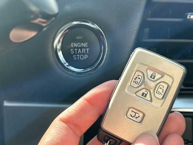 トヨタ エスティマ アエラス プレミアム 鹿児島県 2018(平30)年 10.7万km ホワイトパールクリスタルシャイン フリップダウンモニター/両側パワースライドドア/電動リアゲート/バックカメラ/オットマン/クルーズコントロール/MTモード付AT/パワーシート/フルセグTV/ナビ/ETC/レーンキープアシスト/ハーフレザーシート/純正18インチアルミホイール/プッシュスタート/スマートキー/スペアキー/オートライト/純正フロアマット/衝突被害軽減システム/横滑り防止装置　ワンオーナー