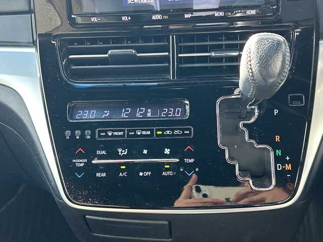 トヨタ エスティマ アエラス プレミアム 鹿児島県 2018(平30)年 10.7万km ホワイトパールクリスタルシャイン フリップダウンモニター/両側パワースライドドア/電動リアゲート/バックカメラ/オットマン/クルーズコントロール/MTモード付AT/パワーシート/フルセグTV/ナビ/ETC/レーンキープアシスト/ハーフレザーシート/純正18インチアルミホイール/プッシュスタート/スマートキー/スペアキー/オートライト/純正フロアマット/衝突被害軽減システム/横滑り防止装置　ワンオーナー