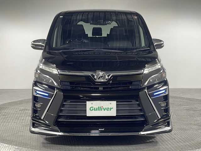 トヨタ ヴォクシー ZS 煌 神奈川県 2018(平30)年 3.9万km イナズマスパーキングブラックガラスフレーク 社外10型SDナビゲーション【AVIC-CE900VO】/フルセグ　AM FM CD DVDBluetooth　MSVSD HDMI AUX/バックモニター/両側電動スライドドア【サンシェード】/イージクローザードア【リア/スライド】/クルーズコントロール/プリクラッシュセーフティシステム/レーンディパーチャーアラート/先行車発進告知/アイドリングストップ/コンビステアリング/前後社外ドライブレコーダー/プッシュスタート/ETC/モデリスタエアロ【フロント/サイド/リア】/純正リアスポイラー/スマートキー/LEDヘッドライト/オートライト/フォグランプ/電格ウインカーミラー