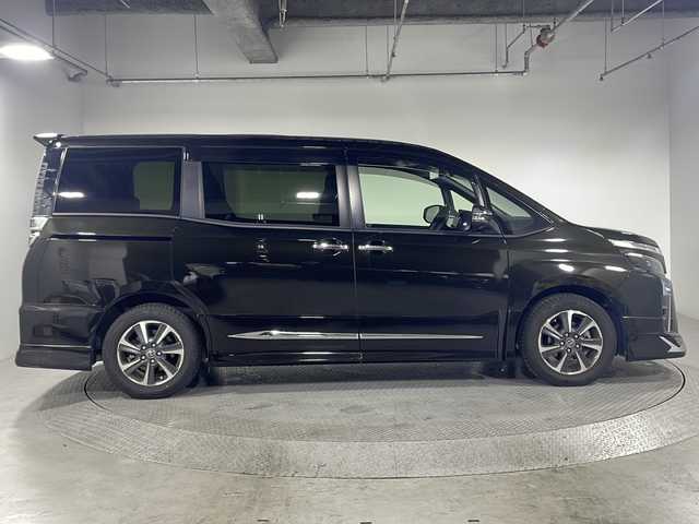 トヨタ ヴォクシー ZS 煌 神奈川県 2018(平30)年 3.9万km イナズマスパーキングブラックガラスフレーク 社外10型SDナビゲーション【AVIC-CE900VO】/フルセグ　AM FM CD DVDBluetooth　MSVSD HDMI AUX/バックモニター/両側電動スライドドア【サンシェード】/イージクローザードア【リア/スライド】/クルーズコントロール/プリクラッシュセーフティシステム/レーンディパーチャーアラート/先行車発進告知/アイドリングストップ/コンビステアリング/前後社外ドライブレコーダー/プッシュスタート/ETC/モデリスタエアロ【フロント/サイド/リア】/純正リアスポイラー/スマートキー/LEDヘッドライト/オートライト/フォグランプ/電格ウインカーミラー