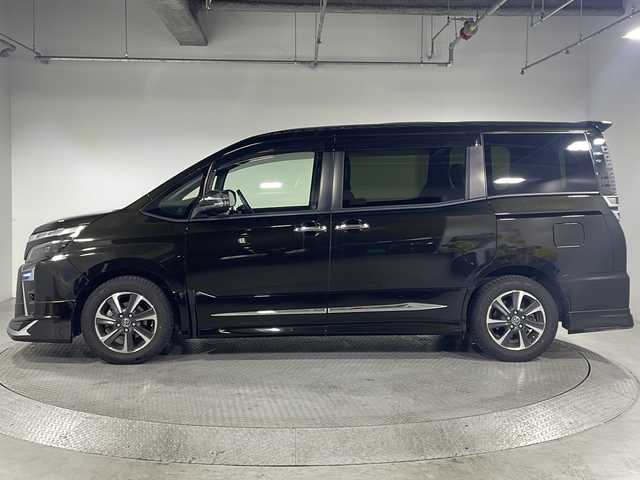 トヨタ ヴォクシー ZS 煌 神奈川県 2018(平30)年 3.9万km イナズマスパーキングブラックガラスフレーク 社外10型SDナビゲーション【AVIC-CE900VO】/フルセグ　AM FM CD DVDBluetooth　MSVSD HDMI AUX/バックモニター/両側電動スライドドア【サンシェード】/イージクローザードア【リア/スライド】/クルーズコントロール/プリクラッシュセーフティシステム/レーンディパーチャーアラート/先行車発進告知/アイドリングストップ/コンビステアリング/前後社外ドライブレコーダー/プッシュスタート/ETC/モデリスタエアロ【フロント/サイド/リア】/純正リアスポイラー/スマートキー/LEDヘッドライト/オートライト/フォグランプ/電格ウインカーミラー