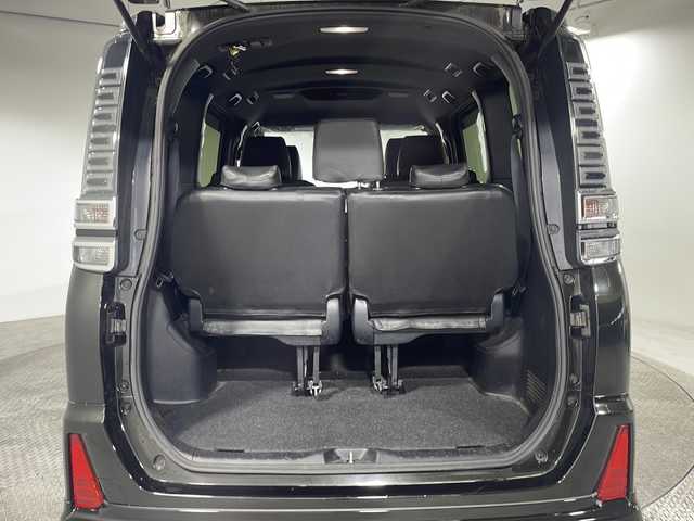 トヨタ ヴォクシー ZS 煌 神奈川県 2018(平30)年 3.9万km イナズマスパーキングブラックガラスフレーク 社外10型SDナビゲーション【AVIC-CE900VO】/フルセグ　AM FM CD DVDBluetooth　MSVSD HDMI AUX/バックモニター/両側電動スライドドア【サンシェード】/イージクローザードア【リア/スライド】/クルーズコントロール/プリクラッシュセーフティシステム/レーンディパーチャーアラート/先行車発進告知/アイドリングストップ/コンビステアリング/前後社外ドライブレコーダー/プッシュスタート/ETC/モデリスタエアロ【フロント/サイド/リア】/純正リアスポイラー/スマートキー/LEDヘッドライト/オートライト/フォグランプ/電格ウインカーミラー