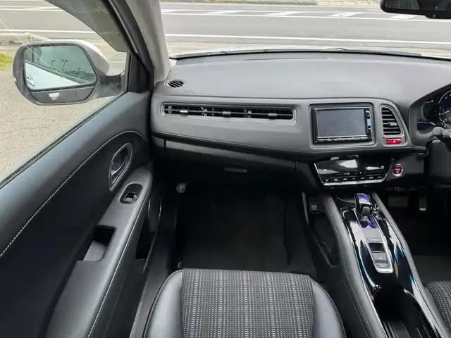 ホンダ ヴェゼル ハイブリッド Z 滋賀県 2014(平26)年 10.7万km ホワイトオーキッドパール 純正フルセグナビ/　フルセグ Bluetooth CD DVD FM AM/バックカメラ/ドライブレコーダー前後/あんしんパッケージ/シティブレーキアクティブシステム/コンフォートビューパッケージ/フルオートエアコンディショナー/LEDヘッドライト/シートヒーターLR/アルミパッケージ/純正17インチアルミスポーツタイプ/純正フロアマット/ドアバイザー/スマートキー×2/プッシュスタート/