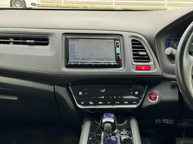 ホンダ ヴェゼル ハイブリッド Z 滋賀県 2014(平26)年 10.7万km ホワイトオーキッドパール 純正フルセグナビ/　フルセグ Bluetooth CD DVD FM AM/バックカメラ/ドライブレコーダー前後/あんしんパッケージ/シティブレーキアクティブシステム/コンフォートビューパッケージ/フルオートエアコンディショナー/LEDヘッドライト/シートヒーターLR/アルミパッケージ/純正17インチアルミスポーツタイプ/純正フロアマット/ドアバイザー/スマートキー×2/プッシュスタート/