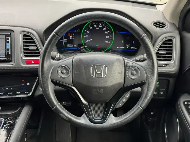 ホンダ ヴェゼル ハイブリッド Z 滋賀県 2014(平26)年 10.7万km ホワイトオーキッドパール 純正フルセグナビ/　フルセグ Bluetooth CD DVD FM AM/バックカメラ/ドライブレコーダー前後/あんしんパッケージ/シティブレーキアクティブシステム/コンフォートビューパッケージ/フルオートエアコンディショナー/LEDヘッドライト/シートヒーターLR/アルミパッケージ/純正17インチアルミスポーツタイプ/純正フロアマット/ドアバイザー/スマートキー×2/プッシュスタート/