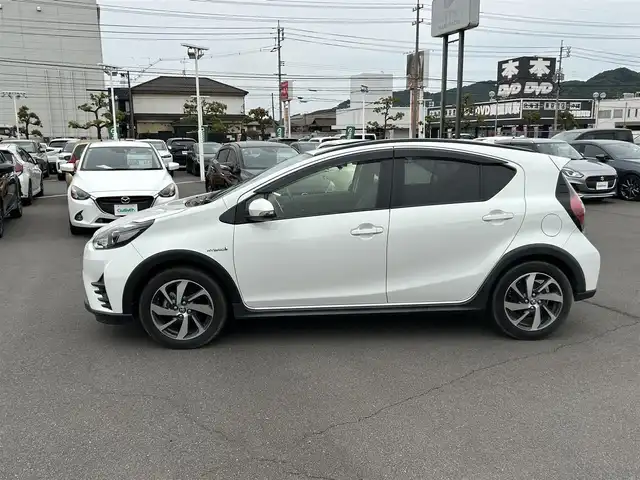 トヨタ アクア クロスオーバー 岡山県 2017(平29)年 2.9万km ライムホワイトパールクリスタルシャイン 社外ナビ　/(AM.FM.TV.CD.DVD.BT.)/ルーフレール　/衝突軽減ブレーキ　/バックカメラ　/レーンキープアシスト　/前後ドライブレコーダー　/オートライト　/オートマチックハイビーム　/ＥＴＣ　/１６インチ純正ＡＷ　/横滑り防止　/プッシュスタート