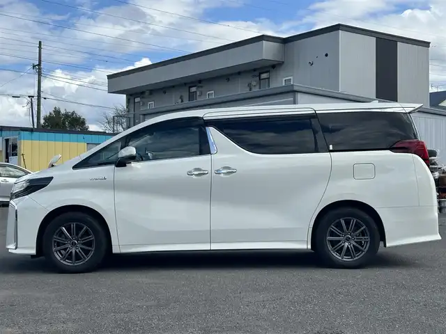 トヨタ アルファードハイブリット SR Cパッケージ 道央・札幌 2021(令3)年 6.4万km ラグジュアリーホワイトパールクリスタルシャインガラスフレーク ４WD/寒冷地仕様/純正メーカーナビ/CD/DVD/USB/BT/純正フリップダウンモニター/トヨタセーフティセンス/プリクラッシュセーフティ/横滑り防止装置/レーダークルーズコントロール/レーンキープアシスト/クリアランスソナー/パーキングサポートブレーキ/ロードサインアシスト/バックカメラ/ビルトインETC2.0/ドライブレコーダー/っ自動防眩ミラー/EVMODE/ECOMODE/ワイパーデアイサー/nanoe/両側パワースライドドア/パワーバックドア/前席/２列目パワーシート/D席メモリーシート/前席シートヒーター/前席エアシート/レザーシート/革巻きウッドコンビステアリング/ステアリングリモコン/ハンドルヒーター/AC100V/電動パーキング/ブレーキホールド/MTモード付AT/プッシュスタート/スマートキー/LEDヘッドライト/オートライト/オートハイビーム/フォグランプ/電動格納ミラー/ウィンカーミラー/純正フロアマット/ドアバイザー/スペアキー