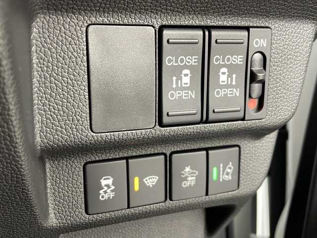 ホンダ フリード クロスター 愛知県 2022(令4)年 0.8万km プラチナホワイトパール KENWOOD製ナビ/【Bluetooth/USB/AM/FM/TV/CD/AUX】/両側パワースライドドア/バックカメラ/ホンダセンシング/・衝突被害軽減ブレーキ/・レーンアシスト/・盗難防止装置/・横滑り防止装置/・コーナーセンサー/・レーダークルーズコントロール/アイドリングストップ/前席シートヒーター/ハーフレザーシート/カーテンエアバック/ETC/純正フロアマット/スペアキー/LEDオートライト/ルーフレール/純正15インチアルミホイール/電動格納ミラー