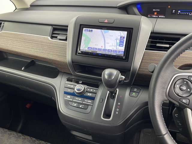 ホンダ フリード クロスター 愛知県 2022(令4)年 0.8万km プラチナホワイトパール KENWOOD製ナビ/【Bluetooth/USB/AM/FM/TV/CD/AUX】/両側パワースライドドア/バックカメラ/ホンダセンシング/・衝突被害軽減ブレーキ/・レーンアシスト/・盗難防止装置/・横滑り防止装置/・コーナーセンサー/・レーダークルーズコントロール/アイドリングストップ/前席シートヒーター/ハーフレザーシート/カーテンエアバック/ETC/純正フロアマット/スペアキー/LEDオートライト/ルーフレール/純正15インチアルミホイール/電動格納ミラー