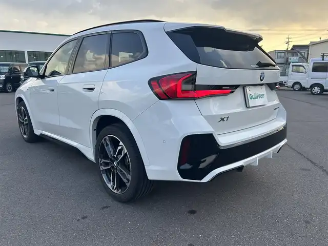 ＢＭＷ ＢＭＷ Ｘ１ xDrive 20i Mスポーツ 岡山県 2023(令5)年 3.3万km アルピンホワイトⅢ 登録時走行距離32897km/純正10.7インチナビ/BMWカーブドディスプレイ/全方位カメラ/ETC/カラーヘッドアップディスプレイ/ブラインドスポットモニター/前後ドライブレコーダー/シートヒーター（D+N席）/クリアランスソナー/衝突軽減ブレーキ/横滑り防止装置/クルーズコントロール(追従走行あり)/車線逸脱警報（レーンキープアシスト）/オートライト/オートマチックハイビーム/アイドリングストップ/電動リアゲート/19インチ純正AW/純正フロアマット/ハーフレザーシート/D+N席パワーシート/スペアキー/保証書/取扱説明書