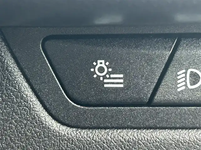 ＢＭＷ ＢＭＷ Ｘ１ xDrive 20i Mスポーツ 岡山県 2023(令5)年 3.3万km アルピンホワイトⅢ 登録時走行距離32897km/純正10.7インチナビ/BMWカーブドディスプレイ/全方位カメラ/ETC/カラーヘッドアップディスプレイ/ブラインドスポットモニター/前後ドライブレコーダー/シートヒーター（D+N席）/クリアランスソナー/衝突軽減ブレーキ/横滑り防止装置/クルーズコントロール(追従走行あり)/車線逸脱警報（レーンキープアシスト）/オートライト/オートマチックハイビーム/アイドリングストップ/電動リアゲート/19インチ純正AW/純正フロアマット/ハーフレザーシート/D+N席パワーシート/スペアキー/保証書/取扱説明書