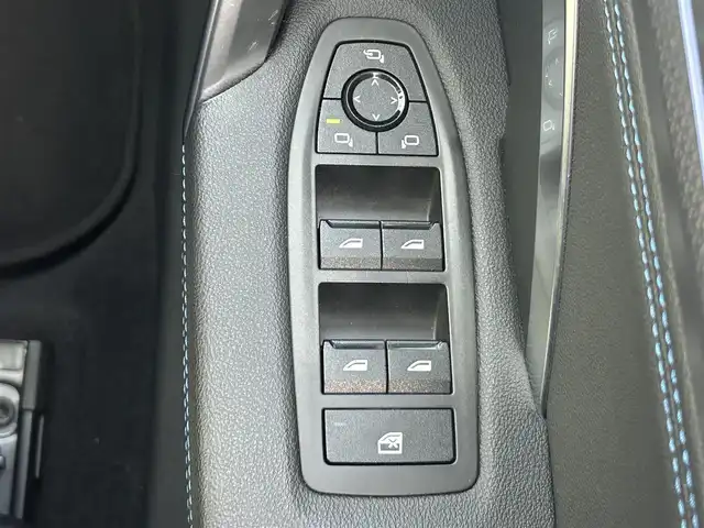 ＢＭＷ ＢＭＷ Ｘ１ xDrive 20i Mスポーツ 岡山県 2023(令5)年 3.3万km アルピンホワイトⅢ 登録時走行距離32897km/純正10.7インチナビ/BMWカーブドディスプレイ/全方位カメラ/ETC/カラーヘッドアップディスプレイ/ブラインドスポットモニター/前後ドライブレコーダー/シートヒーター（D+N席）/クリアランスソナー/衝突軽減ブレーキ/横滑り防止装置/クルーズコントロール(追従走行あり)/車線逸脱警報（レーンキープアシスト）/オートライト/オートマチックハイビーム/アイドリングストップ/電動リアゲート/19インチ純正AW/純正フロアマット/ハーフレザーシート/D+N席パワーシート/スペアキー/保証書/取扱説明書