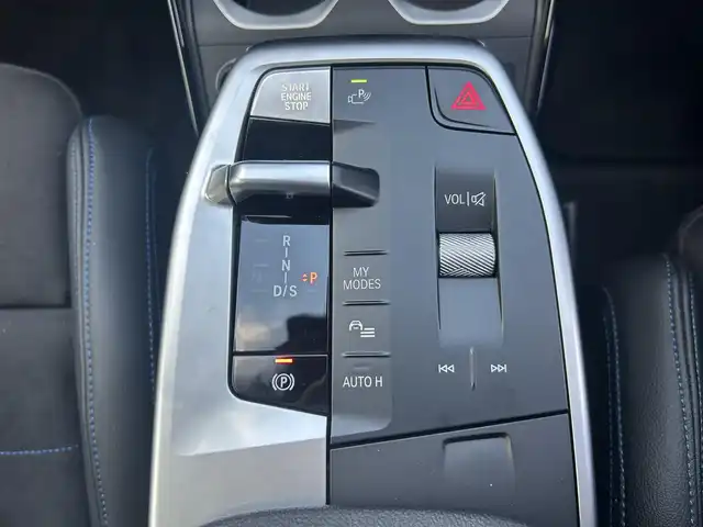 ＢＭＷ ＢＭＷ Ｘ１ xDrive 20i Mスポーツ 岡山県 2023(令5)年 3.3万km アルピンホワイトⅢ 登録時走行距離32897km/純正10.7インチナビ/BMWカーブドディスプレイ/全方位カメラ/ETC/カラーヘッドアップディスプレイ/ブラインドスポットモニター/前後ドライブレコーダー/シートヒーター（D+N席）/クリアランスソナー/衝突軽減ブレーキ/横滑り防止装置/クルーズコントロール(追従走行あり)/車線逸脱警報（レーンキープアシスト）/オートライト/オートマチックハイビーム/アイドリングストップ/電動リアゲート/19インチ純正AW/純正フロアマット/ハーフレザーシート/D+N席パワーシート/スペアキー/保証書/取扱説明書