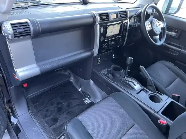 トヨタ ＦＪクルーザー 滋賀県 2011(平23)年 17.9万km ブラック/ホワイト サイドステップ/コーナーセンサー/デフロック/純正１７AW/横滑り防止/キーレスキー/ETC/Wエアバック/カーテンエアバック/ABS