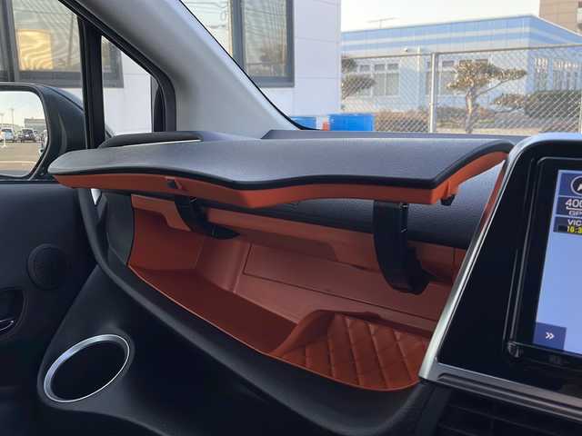 トヨタ シエンタ ハイブリッド G クエロ 福岡県 2020(令2)年 4.9万km ブラックマイカ 禁煙車/ディーラーSDナビ/Bluetooth/フルセグ/DISC/ラジオ/SD/ビルドインETC/パノラミックビューモニター/両側パワースライドドア/コーナーセンサー/本革巻きステアリングホイール/ハーフレザーシート/社外15インチアルミホイール/LEDヘッドランプ/オートハイビーム/スマートキー/プッシュスタート/スペアキー×１/電動格納ウインカーミラー/衝突軽減システム/横滑り防止装置/車線逸脱防止装置/盗難防止装置