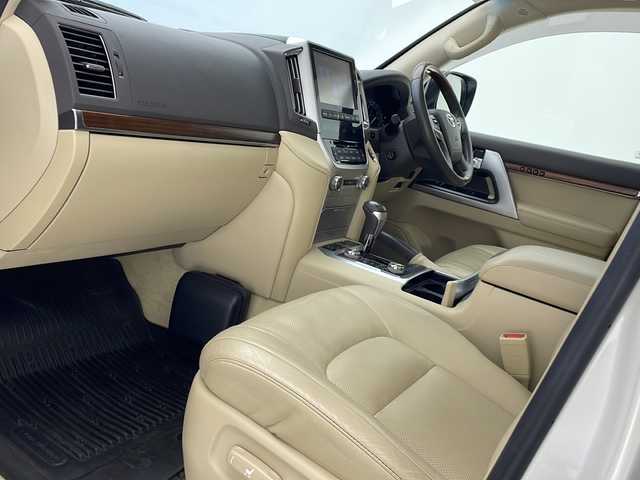 トヨタ ランドクルーザー ZX 沖縄県 2016(平28)年 2.8万km ホワイトパールクリスタルシャイン モデリスタエアロ　/サンルーフ　/純正８型ナビ　/(フルセグＴＶ　ＤＶＤ　ＢＴ)/アラウンドビューモニター/後席モニター　/ＥＴＣ　/ＬＥＤフォグライト　/前後コーナーセンサー　/スマートキー　/ウッドコンビハンドル　/ＣＯＯＬＢＯＸ　/ベージュ皮シート/全席パワーシート/フロント/セカンドシート シートヒーター /エアシート/純正フロアマット