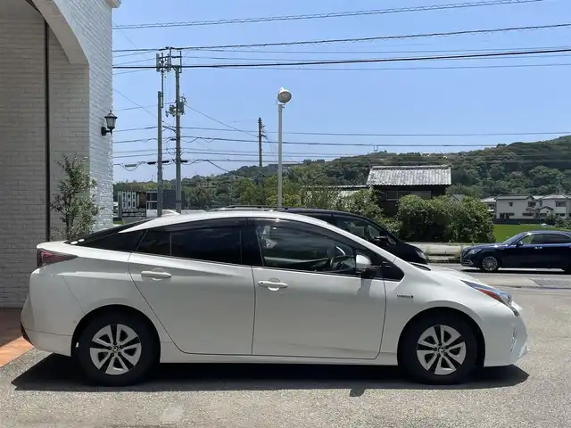 トヨタ プリウス A 高知県 2016(平28)年 12.6万km ホワイトパールクリスタルシャイン (株)IDOMが運営する【じしゃロン高知店】の自社ローン専用車両になります。こちらは現金またはオートローンご利用時の価格です。自社ローンご希望の方は別途その旨お申付け下さい