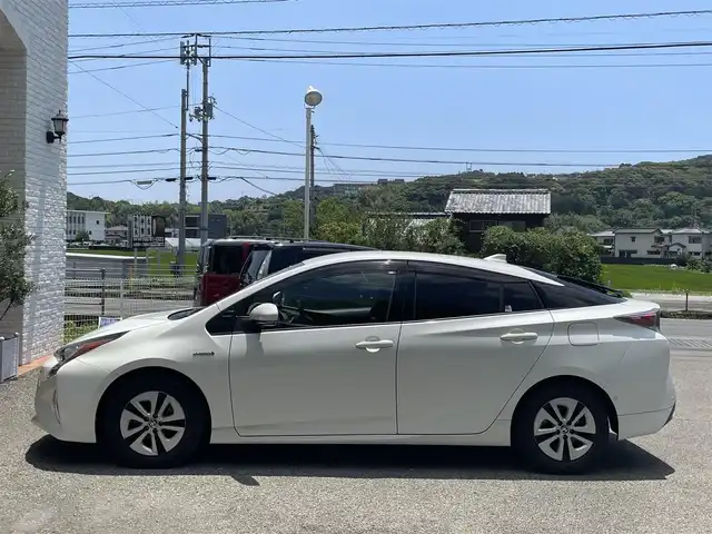 トヨタ プリウス A 高知県 2016(平28)年 12.6万km ホワイトパールクリスタルシャイン (株)IDOMが運営する【じしゃロン高知店】の自社ローン専用車両になります。こちらは現金またはオートローンご利用時の価格です。自社ローンご希望の方は別途その旨お申付け下さい