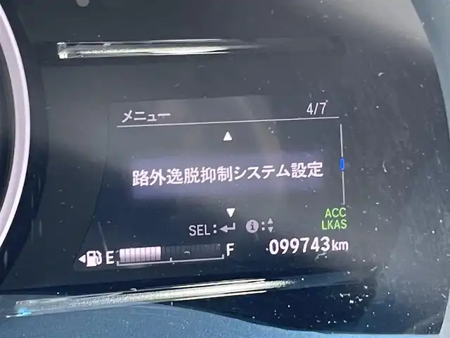 ホンダ シャトル ハイブリッド ホンダセンシング 佐賀県 2018(平30)年 10万km クリスタルブラックパール 純正7型ディスプレイオーディオ【WX-171CP】/・AM/FM/CD/ワンセグTV//・バックカメラ/・HDMI入力端子/純正スタッドレスタイヤ付アルミホイール車載/純正フロアマット/スマートキー/ETC/USB入力端子/新車保証書/取扱説明書/スペアキー1本/Honda SENSING/・衝突軽減ブレーキシステム〈CMBS〉/・誤発進抑制機能（前方）/・歩行者事故低減ステアリング/・路外逸脱抑制機能/・車線維持支援システム〈LKAS〉/・アダプティブクルーズコントロール〈ACC〉/・先行車発進お知らせ機能/・標識認識機能/・横滑り防止装置〈VSA〉/・ヒルスタートアシスト/・ABS（アンチロックブレーキシステム）/・EBD（電子制動力配分）