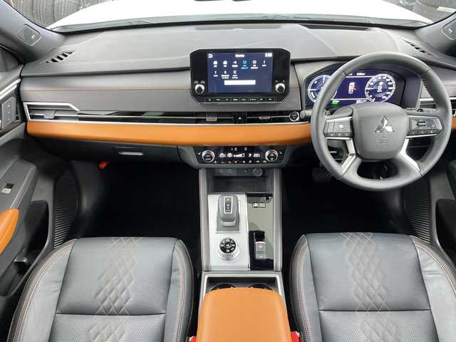 三菱 アウトランダー ＰＨＥＶ P 道央・札幌 2022(令4)年 2.5万km ホワイトダイヤモンド ・４WD/プラグインハイブリッド/・e-Assist  /衝突被害軽減ブレーキシステム/・踏み間違い衝突防止アシスト/車線逸脱警報システム/・オートマチックハイビーム/LEDライト/・電気温水式ヒーター/・純正12.3インチディスプレイ/・ナビ/全方位カメラ/Bluetooth/フルセグ/・BOSEサウンド/・レザーシート/全席シートヒーター/・運手席/助手席パワーシート/・パワーバックドア /・AC100V1500W/・充電ケーブル有り/・ワイヤレス充電/・２.０ETC