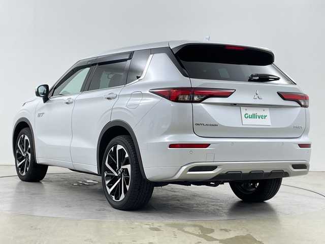三菱 アウトランダー ＰＨＥＶ P 道央・札幌 2022(令4)年 2.5万km ホワイトダイヤモンド ・４WD/プラグインハイブリッド/・e-Assist  /衝突被害軽減ブレーキシステム/・踏み間違い衝突防止アシスト/車線逸脱警報システム/・オートマチックハイビーム/LEDライト/・電気温水式ヒーター/・純正12.3インチディスプレイ/・ナビ/全方位カメラ/Bluetooth/フルセグ/・BOSEサウンド/・レザーシート/全席シートヒーター/・運手席/助手席パワーシート/・パワーバックドア /・AC100V1500W/・充電ケーブル有り/・ワイヤレス充電/・２.０ETC