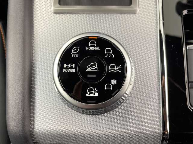 三菱 アウトランダー ＰＨＥＶ P 道央・札幌 2022(令4)年 2.5万km ホワイトダイヤモンド ・４WD/プラグインハイブリッド/・e-Assist  /衝突被害軽減ブレーキシステム/・踏み間違い衝突防止アシスト/車線逸脱警報システム/・オートマチックハイビーム/LEDライト/・電気温水式ヒーター/・純正12.3インチディスプレイ/・ナビ/全方位カメラ/Bluetooth/フルセグ/・BOSEサウンド/・レザーシート/全席シートヒーター/・運手席/助手席パワーシート/・パワーバックドア /・AC100V1500W/・充電ケーブル有り/・ワイヤレス充電/・２.０ETC