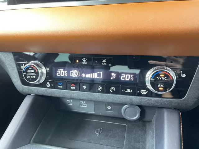 三菱 アウトランダー ＰＨＥＶ P 道央・札幌 2022(令4)年 2.5万km ホワイトダイヤモンド ・４WD/プラグインハイブリッド/・e-Assist  /衝突被害軽減ブレーキシステム/・踏み間違い衝突防止アシスト/車線逸脱警報システム/・オートマチックハイビーム/LEDライト/・電気温水式ヒーター/・純正12.3インチディスプレイ/・ナビ/全方位カメラ/Bluetooth/フルセグ/・BOSEサウンド/・レザーシート/全席シートヒーター/・運手席/助手席パワーシート/・パワーバックドア /・AC100V1500W/・充電ケーブル有り/・ワイヤレス充電/・２.０ETC