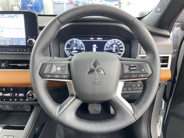 三菱 アウトランダー ＰＨＥＶ P 道央・札幌 2022(令4)年 2.5万km ホワイトダイヤモンド ・４WD/プラグインハイブリッド/・e-Assist  /衝突被害軽減ブレーキシステム/・踏み間違い衝突防止アシスト/車線逸脱警報システム/・オートマチックハイビーム/LEDライト/・電気温水式ヒーター/・純正12.3インチディスプレイ/・ナビ/全方位カメラ/Bluetooth/フルセグ/・BOSEサウンド/・レザーシート/全席シートヒーター/・運手席/助手席パワーシート/・パワーバックドア /・AC100V1500W/・充電ケーブル有り/・ワイヤレス充電/・２.０ETC
