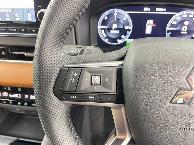三菱 アウトランダー ＰＨＥＶ P 道央・札幌 2022(令4)年 2.5万km ホワイトダイヤモンド ・４WD/プラグインハイブリッド/・e-Assist  /衝突被害軽減ブレーキシステム/・踏み間違い衝突防止アシスト/車線逸脱警報システム/・オートマチックハイビーム/LEDライト/・電気温水式ヒーター/・純正12.3インチディスプレイ/・ナビ/全方位カメラ/Bluetooth/フルセグ/・BOSEサウンド/・レザーシート/全席シートヒーター/・運手席/助手席パワーシート/・パワーバックドア /・AC100V1500W/・充電ケーブル有り/・ワイヤレス充電/・２.０ETC
