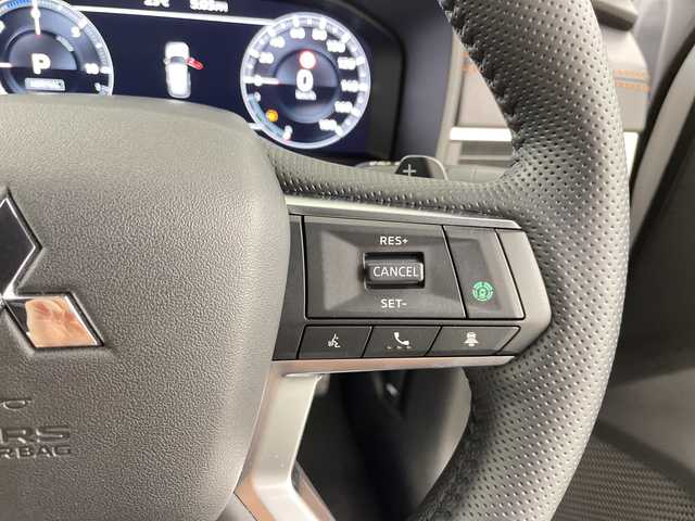三菱 アウトランダー ＰＨＥＶ P 道央・札幌 2022(令4)年 2.5万km ホワイトダイヤモンド ・４WD/プラグインハイブリッド/・e-Assist  /衝突被害軽減ブレーキシステム/・踏み間違い衝突防止アシスト/車線逸脱警報システム/・オートマチックハイビーム/LEDライト/・電気温水式ヒーター/・純正12.3インチディスプレイ/・ナビ/全方位カメラ/Bluetooth/フルセグ/・BOSEサウンド/・レザーシート/全席シートヒーター/・運手席/助手席パワーシート/・パワーバックドア /・AC100V1500W/・充電ケーブル有り/・ワイヤレス充電/・２.０ETC