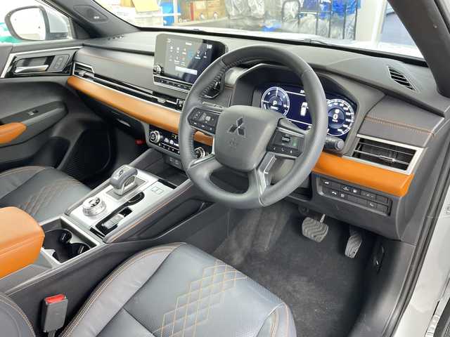 三菱 アウトランダー ＰＨＥＶ P 道央・札幌 2022(令4)年 2.5万km ホワイトダイヤモンド ・４WD/プラグインハイブリッド/・e-Assist  /衝突被害軽減ブレーキシステム/・踏み間違い衝突防止アシスト/車線逸脱警報システム/・オートマチックハイビーム/LEDライト/・電気温水式ヒーター/・純正12.3インチディスプレイ/・ナビ/全方位カメラ/Bluetooth/フルセグ/・BOSEサウンド/・レザーシート/全席シートヒーター/・運手席/助手席パワーシート/・パワーバックドア /・AC100V1500W/・充電ケーブル有り/・ワイヤレス充電/・２.０ETC