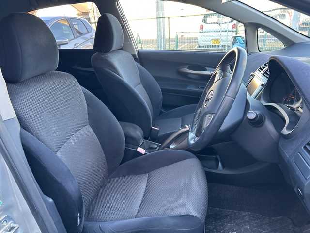 トヨタ ブレイド 神奈川県 2006(平18)年 5.9万km シルバーM プッシュスタート/ビルトインETC/スペアキー一本/オートライト/フォグライト/横滑り防止装置/電動格納ミラー/純正フロアマット/革巻きステアリング