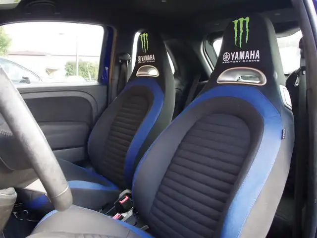 アバルト ５９５ モンスターエナジー・ヤマハ 埼玉県 2021(令3)年 4.4万km 青 総台数60台/左H20台限定車/左ハンドル/マニュアル車/5速ミッション/CarPlay/Android Auto/パークセンサー/純正ディスプレイオーディオ/ドライブレコーダー/ETC/ブラック塗装純正17インチアルミホイール/ディスチャージヘッドライト/キーレス