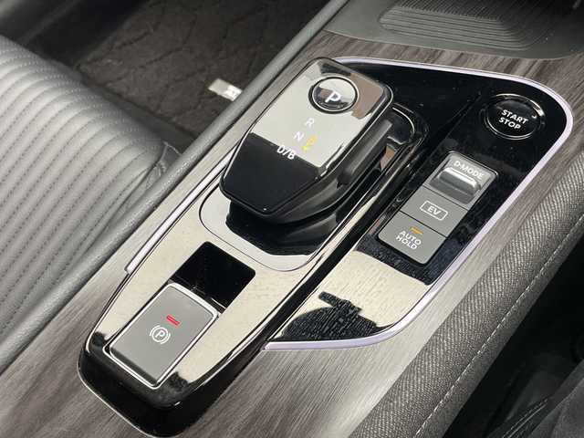 日産 オーラ G レザーエディション 千葉県 2024(令6)年 0.9万km ピュアホワイトパール / スーパーブラック 2トーン プロパイロット/純正メーカーナビ（BT/フルセグ/Carplay/HDMI）/全方位カメラ/ETC2.0/BOSEサウンド/衝突軽減ブレーキ/レーダークルーズコントロール/レーンキープアシスト/前後コーナーセンサー/ドライブレコーダー/ワイヤレス充電/デジタルインナーミラー/ブラインドスポットモニター/純正フロアマット/LEDヘッドライト/オートライト/スマートキー/プッシュスタート