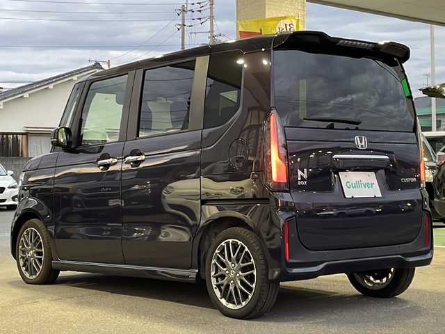 ホンダ Ｎ ＢＯＸ カスタム ターボ 愛媛県 2023(令5)年 0.1万km トワイライトミストブラックパール マルチビューカメラシステム/―――――――――――――――/9インチHondaCONNECTナビ/CD/DVD/BT/USB/AppleCarPlay/AndroidAuto/フルセグTV/ホンダセンシング/・衝突軽減ブレーキ(CMBS)/・先行車発進お知らせ/・路外逸脱抑制機能/・標識認識機能/・追従機能付アダプティブクルーズコントロール/・車線維持支援システム(LKAS)/・オートハイビーム/・誤発進抑制機能/・後方誤発進抑制機能/・近距離衝突軽減ブレーキ/・パーキングセンサーシステム/両側パワースライドドア/ハーフレザーシート/前席シートヒーター/LEDヘッドライト/フォグランプ/プッシュスタート/スマートキー/純正フロアマット