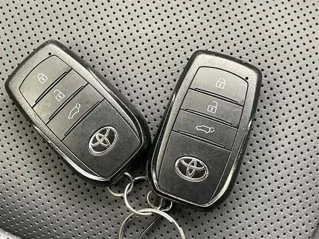 トヨタ ハリアー Z レザーパッケージ 熊本県 2020(令2)年 3.6万km ブラック 禁煙車/純正ディスプレイオーディオ/(フルセグ/Bluetooth/AppleCarPlay/AndroidAuto)/ＪＢＬ/バックモニター/ビルトインETC2.0/デジタルインナーミラー/パワーバックドア/前席シートヒーター＋ベンチレーション/前席パワーシート/運転席シートメモリー/ステアリングヒーター/電動パーキングブレーキ/オートブレーキホールド/Toyota Safety Sense/　・プリクラッシュセーフティ/　・レーントレーシングアシスト/　・レーダークルーズコントロール/　・アダプティブハイビームシステム/　・ロードサインアシスト/ブラインドスポットモニター/横滑り防止/前後クリアランスソナー/ハーフレザーシート/純正フロアマット/純正19インチAW/オートライト/オートマチックハイビーム/LEDヘッドライト/フォグライト/スマートキー/プッシュスタート/保証書/取扱説明書