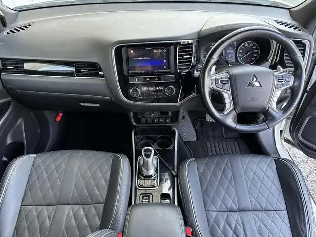 三菱 アウトランダー ＰＨＥＶ G プレミアムパッケージ 東京都 2019(平31)年 11.5万km シルキーホワイト S-AWC(アクティブヨー/アクティブスタビリティコントロール統合制御）/充電機能（普通/急速）/充電口ロック（ドアロック連動）/eアシスト（予防安全技術）/パワーバックドア　/ボディ同色ミラー（電動格納機能/ヒーター/ウィンカー付）/モーフィンブラックインパネ加飾/ブラック天井/ハイコントラストメーター（自発光式アナログメーター/マルチインフォメーションディスプレイ）/シルバー加飾付革巻きステアリングホイール/ステアリングヒーター/ステアリングスイッチ（オーディオ/アダプティブクルーズコントロール）/パドルシフト/SRSエアバック（運転席/助手席/サイド/ニー/カーテン）/左右独立温度調節機能オートエアコン/リアヒーターダクト/パワーシート（運転席/助手席）/シートヒーター（運転席/助手席）/キーレスオペレーションシステム/パワースイッチ/MMCS/６スピーカー/マルチアラウンドモニター/AC電源100V/1500W/リモートコントロール（タイマー充電/空調/車両情報/車両操作）/ディスプレイオーディオ