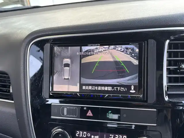 三菱 アウトランダー ＰＨＥＶ G プレミアムパッケージ 東京都 2019(平31)年 11.5万km シルキーホワイト S-AWC(アクティブヨー/アクティブスタビリティコントロール統合制御）/充電機能（普通/急速）/充電口ロック（ドアロック連動）/eアシスト（予防安全技術）/パワーバックドア　/ボディ同色ミラー（電動格納機能/ヒーター/ウィンカー付）/モーフィンブラックインパネ加飾/ブラック天井/ハイコントラストメーター（自発光式アナログメーター/マルチインフォメーションディスプレイ）/シルバー加飾付革巻きステアリングホイール/ステアリングヒーター/ステアリングスイッチ（オーディオ/アダプティブクルーズコントロール）/パドルシフト/SRSエアバック（運転席/助手席/サイド/ニー/カーテン）/左右独立温度調節機能オートエアコン/リアヒーターダクト/パワーシート（運転席/助手席）/シートヒーター（運転席/助手席）/キーレスオペレーションシステム/パワースイッチ/MMCS/６スピーカー/マルチアラウンドモニター/AC電源100V/1500W/リモートコントロール（タイマー充電/空調/車両情報/車両操作）/ディスプレイオーディオ