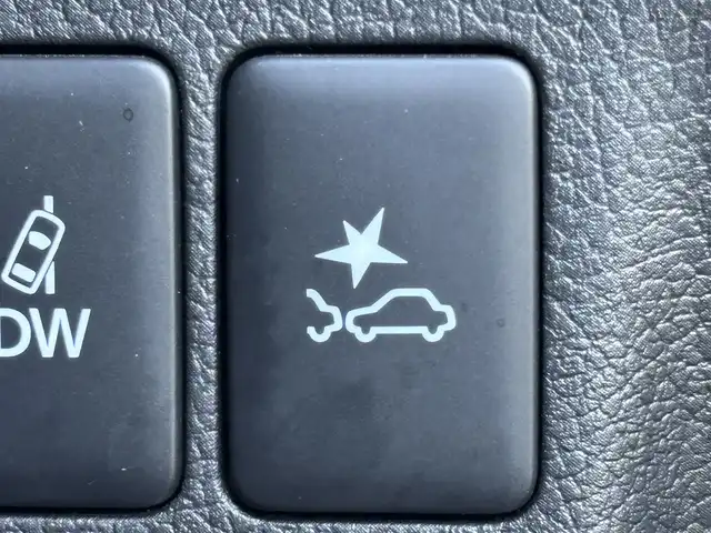 三菱 アウトランダー ＰＨＥＶ G プレミアムパッケージ 東京都 2019(平31)年 11.5万km シルキーホワイト S-AWC(アクティブヨー/アクティブスタビリティコントロール統合制御）/充電機能（普通/急速）/充電口ロック（ドアロック連動）/eアシスト（予防安全技術）/パワーバックドア　/ボディ同色ミラー（電動格納機能/ヒーター/ウィンカー付）/モーフィンブラックインパネ加飾/ブラック天井/ハイコントラストメーター（自発光式アナログメーター/マルチインフォメーションディスプレイ）/シルバー加飾付革巻きステアリングホイール/ステアリングヒーター/ステアリングスイッチ（オーディオ/アダプティブクルーズコントロール）/パドルシフト/SRSエアバック（運転席/助手席/サイド/ニー/カーテン）/左右独立温度調節機能オートエアコン/リアヒーターダクト/パワーシート（運転席/助手席）/シートヒーター（運転席/助手席）/キーレスオペレーションシステム/パワースイッチ/MMCS/６スピーカー/マルチアラウンドモニター/AC電源100V/1500W/リモートコントロール（タイマー充電/空調/車両情報/車両操作）/ディスプレイオーディオ