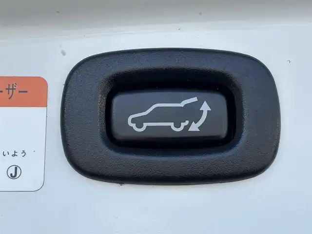 三菱 アウトランダー ＰＨＥＶ G プレミアムパッケージ 東京都 2019(平31)年 11.5万km シルキーホワイト S-AWC(アクティブヨー/アクティブスタビリティコントロール統合制御）/充電機能（普通/急速）/充電口ロック（ドアロック連動）/eアシスト（予防安全技術）/パワーバックドア　/ボディ同色ミラー（電動格納機能/ヒーター/ウィンカー付）/モーフィンブラックインパネ加飾/ブラック天井/ハイコントラストメーター（自発光式アナログメーター/マルチインフォメーションディスプレイ）/シルバー加飾付革巻きステアリングホイール/ステアリングヒーター/ステアリングスイッチ（オーディオ/アダプティブクルーズコントロール）/パドルシフト/SRSエアバック（運転席/助手席/サイド/ニー/カーテン）/左右独立温度調節機能オートエアコン/リアヒーターダクト/パワーシート（運転席/助手席）/シートヒーター（運転席/助手席）/キーレスオペレーションシステム/パワースイッチ/MMCS/６スピーカー/マルチアラウンドモニター/AC電源100V/1500W/リモートコントロール（タイマー充電/空調/車両情報/車両操作）/ディスプレイオーディオ
