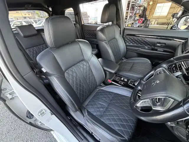 三菱 アウトランダー ＰＨＥＶ G プレミアムパッケージ 東京都 2019(平31)年 11.5万km シルキーホワイト S-AWC(アクティブヨー/アクティブスタビリティコントロール統合制御）/充電機能（普通/急速）/充電口ロック（ドアロック連動）/eアシスト（予防安全技術）/パワーバックドア　/ボディ同色ミラー（電動格納機能/ヒーター/ウィンカー付）/モーフィンブラックインパネ加飾/ブラック天井/ハイコントラストメーター（自発光式アナログメーター/マルチインフォメーションディスプレイ）/シルバー加飾付革巻きステアリングホイール/ステアリングヒーター/ステアリングスイッチ（オーディオ/アダプティブクルーズコントロール）/パドルシフト/SRSエアバック（運転席/助手席/サイド/ニー/カーテン）/左右独立温度調節機能オートエアコン/リアヒーターダクト/パワーシート（運転席/助手席）/シートヒーター（運転席/助手席）/キーレスオペレーションシステム/パワースイッチ/MMCS/６スピーカー/マルチアラウンドモニター/AC電源100V/1500W/リモートコントロール（タイマー充電/空調/車両情報/車両操作）/ディスプレイオーディオ