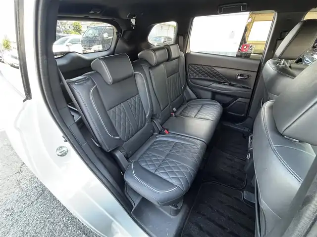 三菱 アウトランダー ＰＨＥＶ G プレミアムパッケージ 東京都 2019(平31)年 11.5万km シルキーホワイト S-AWC(アクティブヨー/アクティブスタビリティコントロール統合制御）/充電機能（普通/急速）/充電口ロック（ドアロック連動）/eアシスト（予防安全技術）/パワーバックドア　/ボディ同色ミラー（電動格納機能/ヒーター/ウィンカー付）/モーフィンブラックインパネ加飾/ブラック天井/ハイコントラストメーター（自発光式アナログメーター/マルチインフォメーションディスプレイ）/シルバー加飾付革巻きステアリングホイール/ステアリングヒーター/ステアリングスイッチ（オーディオ/アダプティブクルーズコントロール）/パドルシフト/SRSエアバック（運転席/助手席/サイド/ニー/カーテン）/左右独立温度調節機能オートエアコン/リアヒーターダクト/パワーシート（運転席/助手席）/シートヒーター（運転席/助手席）/キーレスオペレーションシステム/パワースイッチ/MMCS/６スピーカー/マルチアラウンドモニター/AC電源100V/1500W/リモートコントロール（タイマー充電/空調/車両情報/車両操作）/ディスプレイオーディオ