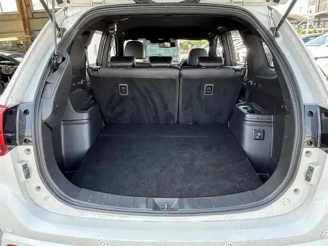 三菱 アウトランダー ＰＨＥＶ G プレミアムパッケージ 東京都 2019(平31)年 11.5万km シルキーホワイト S-AWC(アクティブヨー/アクティブスタビリティコントロール統合制御）/充電機能（普通/急速）/充電口ロック（ドアロック連動）/eアシスト（予防安全技術）/パワーバックドア　/ボディ同色ミラー（電動格納機能/ヒーター/ウィンカー付）/モーフィンブラックインパネ加飾/ブラック天井/ハイコントラストメーター（自発光式アナログメーター/マルチインフォメーションディスプレイ）/シルバー加飾付革巻きステアリングホイール/ステアリングヒーター/ステアリングスイッチ（オーディオ/アダプティブクルーズコントロール）/パドルシフト/SRSエアバック（運転席/助手席/サイド/ニー/カーテン）/左右独立温度調節機能オートエアコン/リアヒーターダクト/パワーシート（運転席/助手席）/シートヒーター（運転席/助手席）/キーレスオペレーションシステム/パワースイッチ/MMCS/６スピーカー/マルチアラウンドモニター/AC電源100V/1500W/リモートコントロール（タイマー充電/空調/車両情報/車両操作）/ディスプレイオーディオ