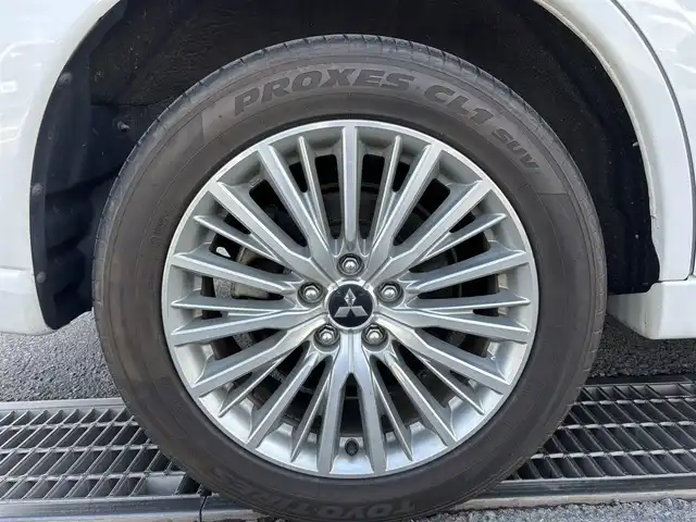 三菱 アウトランダー ＰＨＥＶ G プレミアムパッケージ 東京都 2019(平31)年 11.5万km シルキーホワイト S-AWC(アクティブヨー/アクティブスタビリティコントロール統合制御）/充電機能（普通/急速）/充電口ロック（ドアロック連動）/eアシスト（予防安全技術）/パワーバックドア　/ボディ同色ミラー（電動格納機能/ヒーター/ウィンカー付）/モーフィンブラックインパネ加飾/ブラック天井/ハイコントラストメーター（自発光式アナログメーター/マルチインフォメーションディスプレイ）/シルバー加飾付革巻きステアリングホイール/ステアリングヒーター/ステアリングスイッチ（オーディオ/アダプティブクルーズコントロール）/パドルシフト/SRSエアバック（運転席/助手席/サイド/ニー/カーテン）/左右独立温度調節機能オートエアコン/リアヒーターダクト/パワーシート（運転席/助手席）/シートヒーター（運転席/助手席）/キーレスオペレーションシステム/パワースイッチ/MMCS/６スピーカー/マルチアラウンドモニター/AC電源100V/1500W/リモートコントロール（タイマー充電/空調/車両情報/車両操作）/ディスプレイオーディオ