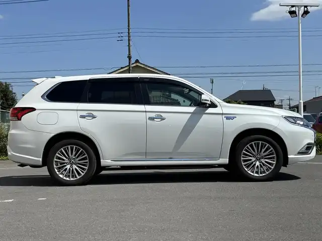 三菱 アウトランダー ＰＨＥＶ G プレミアムパッケージ 東京都 2019(平31)年 11.5万km シルキーホワイト S-AWC(アクティブヨー/アクティブスタビリティコントロール統合制御）/充電機能（普通/急速）/充電口ロック（ドアロック連動）/eアシスト（予防安全技術）/パワーバックドア　/ボディ同色ミラー（電動格納機能/ヒーター/ウィンカー付）/モーフィンブラックインパネ加飾/ブラック天井/ハイコントラストメーター（自発光式アナログメーター/マルチインフォメーションディスプレイ）/シルバー加飾付革巻きステアリングホイール/ステアリングヒーター/ステアリングスイッチ（オーディオ/アダプティブクルーズコントロール）/パドルシフト/SRSエアバック（運転席/助手席/サイド/ニー/カーテン）/左右独立温度調節機能オートエアコン/リアヒーターダクト/パワーシート（運転席/助手席）/シートヒーター（運転席/助手席）/キーレスオペレーションシステム/パワースイッチ/MMCS/６スピーカー/マルチアラウンドモニター/AC電源100V/1500W/リモートコントロール（タイマー充電/空調/車両情報/車両操作）/ディスプレイオーディオ