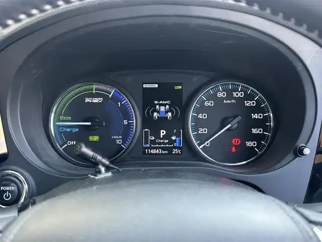 三菱 アウトランダー ＰＨＥＶ G プレミアムパッケージ 東京都 2019(平31)年 11.5万km シルキーホワイト S-AWC(アクティブヨー/アクティブスタビリティコントロール統合制御）/充電機能（普通/急速）/充電口ロック（ドアロック連動）/eアシスト（予防安全技術）/パワーバックドア　/ボディ同色ミラー（電動格納機能/ヒーター/ウィンカー付）/モーフィンブラックインパネ加飾/ブラック天井/ハイコントラストメーター（自発光式アナログメーター/マルチインフォメーションディスプレイ）/シルバー加飾付革巻きステアリングホイール/ステアリングヒーター/ステアリングスイッチ（オーディオ/アダプティブクルーズコントロール）/パドルシフト/SRSエアバック（運転席/助手席/サイド/ニー/カーテン）/左右独立温度調節機能オートエアコン/リアヒーターダクト/パワーシート（運転席/助手席）/シートヒーター（運転席/助手席）/キーレスオペレーションシステム/パワースイッチ/MMCS/６スピーカー/マルチアラウンドモニター/AC電源100V/1500W/リモートコントロール（タイマー充電/空調/車両情報/車両操作）/ディスプレイオーディオ