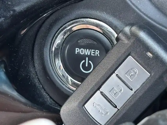 三菱 アウトランダー ＰＨＥＶ G プレミアムパッケージ 東京都 2019(平31)年 11.5万km シルキーホワイト S-AWC(アクティブヨー/アクティブスタビリティコントロール統合制御）/充電機能（普通/急速）/充電口ロック（ドアロック連動）/eアシスト（予防安全技術）/パワーバックドア　/ボディ同色ミラー（電動格納機能/ヒーター/ウィンカー付）/モーフィンブラックインパネ加飾/ブラック天井/ハイコントラストメーター（自発光式アナログメーター/マルチインフォメーションディスプレイ）/シルバー加飾付革巻きステアリングホイール/ステアリングヒーター/ステアリングスイッチ（オーディオ/アダプティブクルーズコントロール）/パドルシフト/SRSエアバック（運転席/助手席/サイド/ニー/カーテン）/左右独立温度調節機能オートエアコン/リアヒーターダクト/パワーシート（運転席/助手席）/シートヒーター（運転席/助手席）/キーレスオペレーションシステム/パワースイッチ/MMCS/６スピーカー/マルチアラウンドモニター/AC電源100V/1500W/リモートコントロール（タイマー充電/空調/車両情報/車両操作）/ディスプレイオーディオ